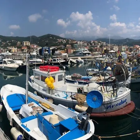 Grande Bilocale Con Posto Auto Privato E Giardino Appartement Varazze