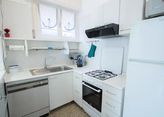 Apartamento Grande Bilocale Con Posto Auto Privato E Giardino Varazze