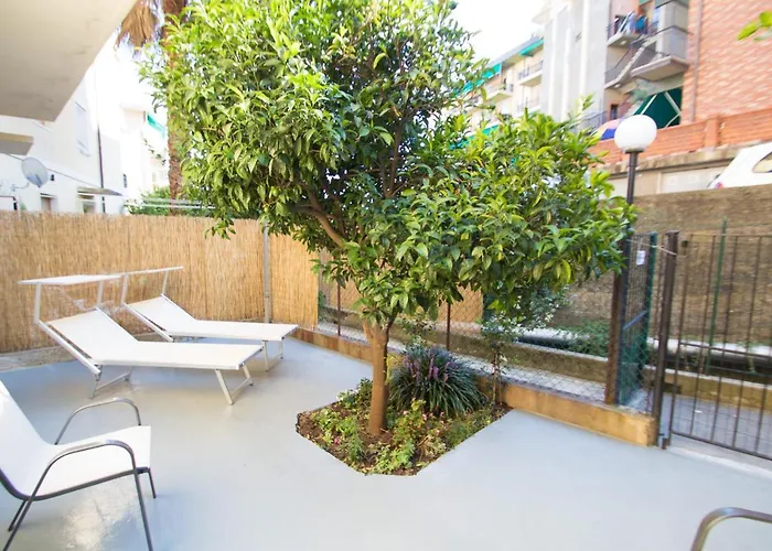 Grande Bilocale Con Posto Auto Privato E Giardino Apartamento Varazze